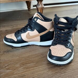 Nike Women's Black and Tan Dunk high top